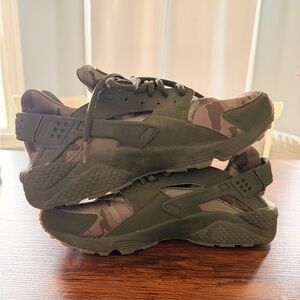 NWOT Nike Air Huarache Run in Camo